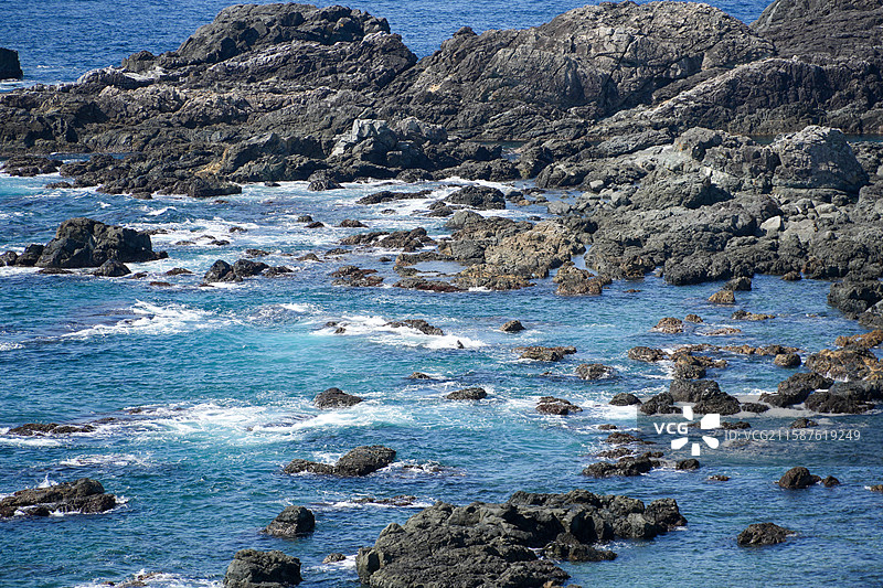 和歌山县串本町潮岬海岸北太平洋的岩石和海浪图片素材