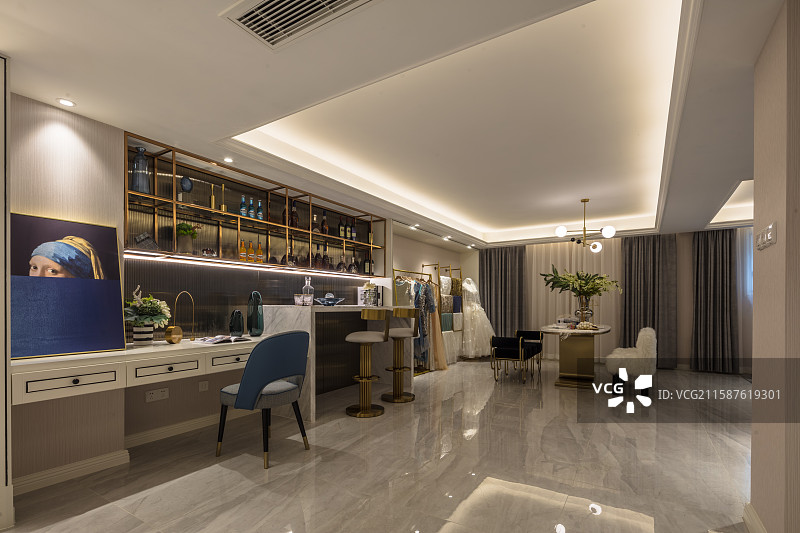 长吧台与整面书墙的休闲洽谈区图片素材