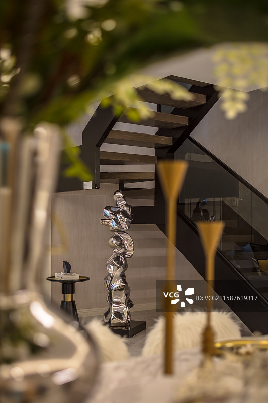 餐桌空间与黑色雕塑装饰图片素材