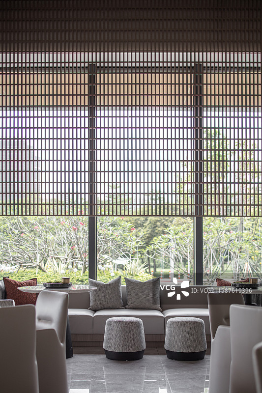 窗边洽谈区与格栅采光设计图片素材