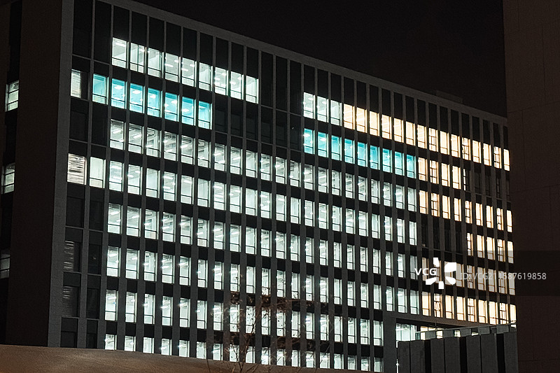 夜晚亮着灯的办公楼、实验楼图片素材