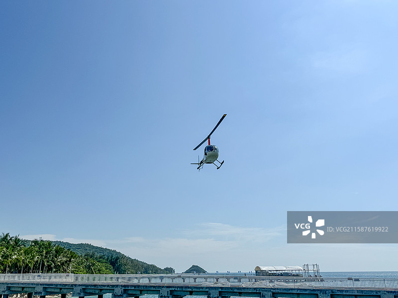 直升机在晴空中飞行的低角度视图图片素材