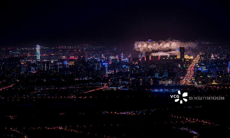 北京城市夜景天际线与鸟巢烟花节日庆典图片素材