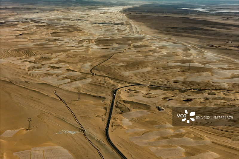 青海格尔木315国道固沙治沙图片素材