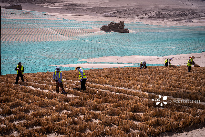 青海格尔木315国道固沙治沙图片素材