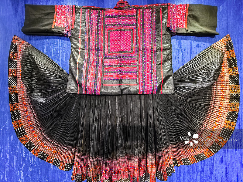 贵州苗族盛装，贵州苗族短裙盛装，贵州黔东南巴拉河流域苗族服饰类型，贵州黔东南苗族织锦套装，传统手工艺图片素材