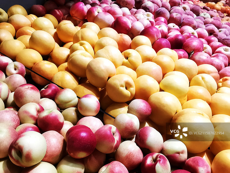 超市摆放整齐的各种桃子图片素材