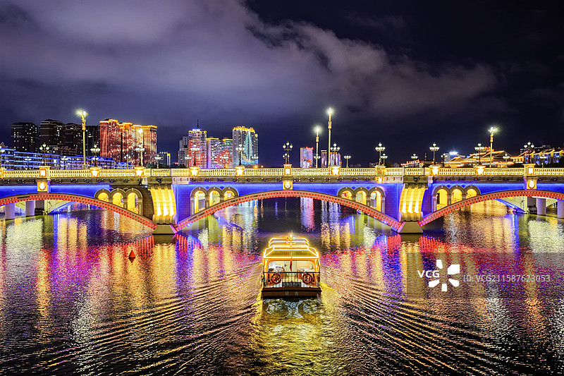 夏季夜晚，无人机航拍吉林省延边朝鲜族自治州延吉市夜景和布尔哈通河游船。图片素材