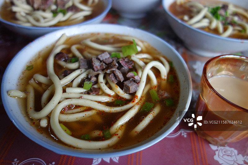 西藏拉萨早餐：藏面甜茶图片素材