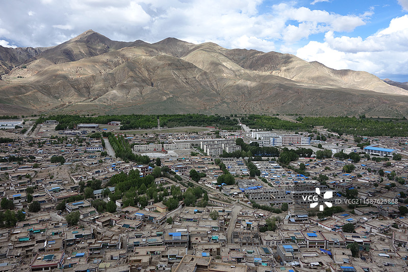 西藏日喀则市江孜县江孜宗山抗英遗址江孜宗山古堡远眺江孜县城和农田图片素材