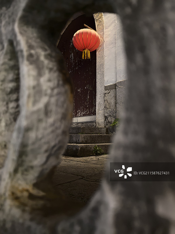 透过石窗看灯笼，触摸传统建筑的文化脉络图片素材