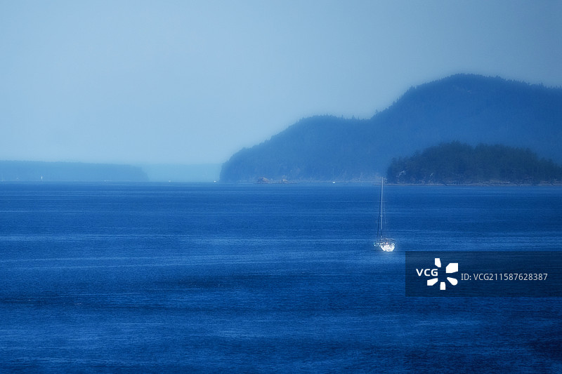 雾霭远山，孤帆渡蓝海图片素材