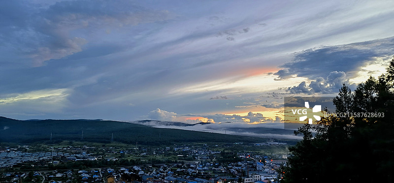 黄昏时分的莫尔道嘎图片素材