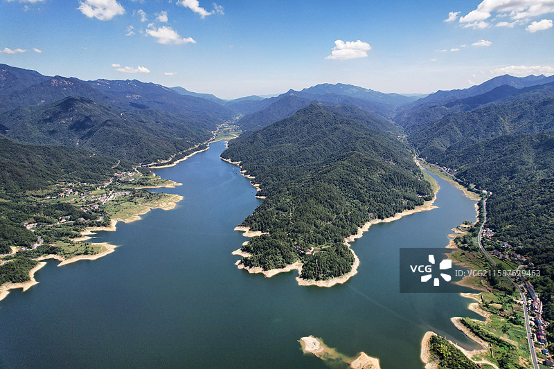 航拍湖北黄冈英山县石头咀镇张咀水库图片素材