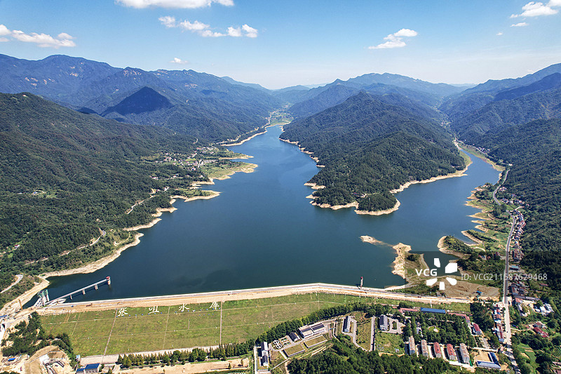 航拍湖北黄冈英山县石头咀镇张咀水库图片素材