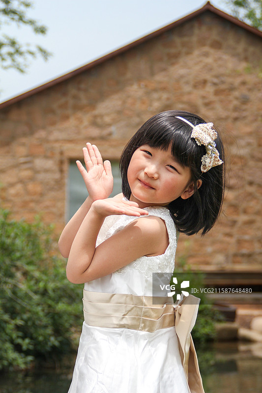 漂亮女孩身着礼服户外开心玩耍图片素材