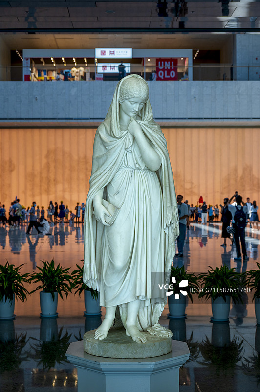 上海博物馆东馆陈列文物——英国雕塑家本杰明·爱德华·斯彭斯汉白玉雕塑《高原玛丽》图片素材