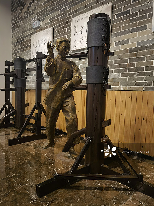 佛山古镇历史风貌展示馆展品铜人像叶问木人桩功夫咏春图片素材