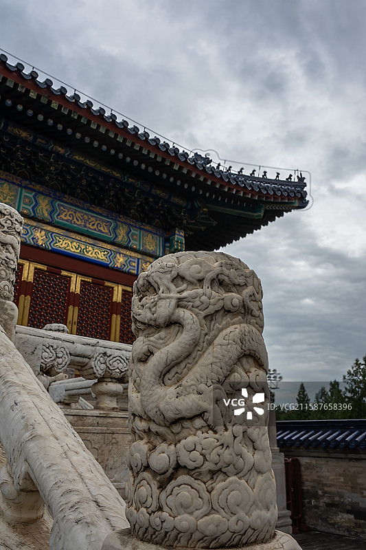 天坛皇乾殿的汉白玉雕龙望柱图片素材