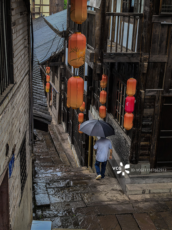 古巷雨中行：灯笼为灯，雨伞为盾，治愈满分图片素材