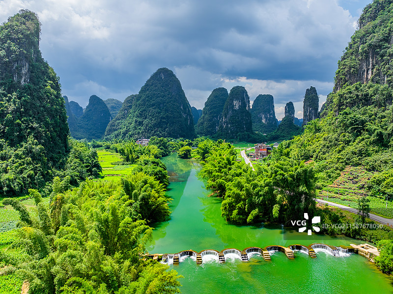 广西河池罗城月牙水坝航拍视角风光图片素材