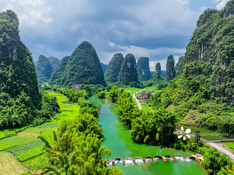 广西河池罗城月牙水坝航拍视角风光图片素材