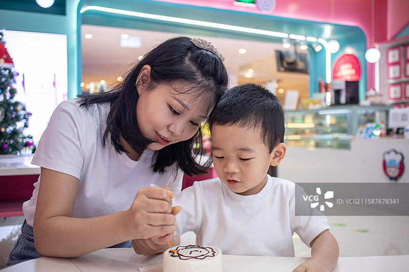 母子一起开心做蛋糕图片素材