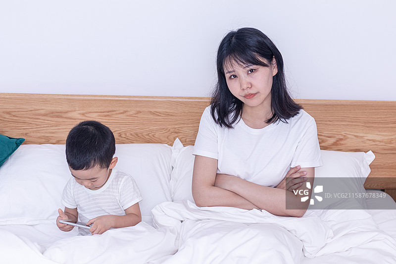 母子一起开心看手机图片素材