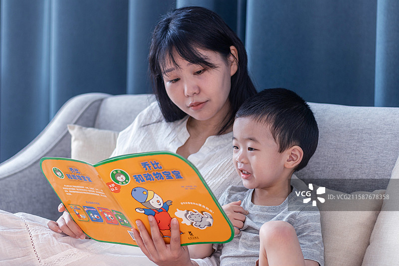 母子一起开心看书图片素材