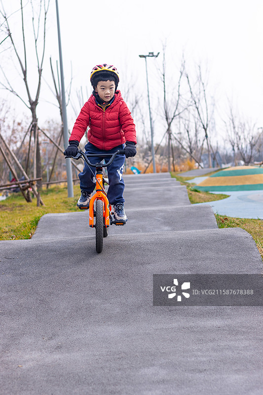 一个小男孩骑车图片素材