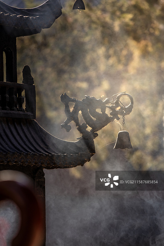 红螺寺里秋天的金黄色的银杏落叶，秋天，银杏，落叶图片素材