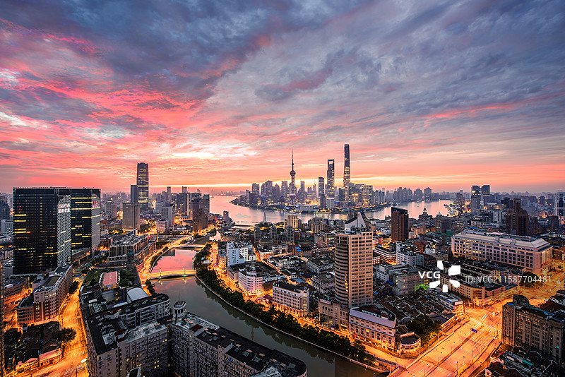 上海顶级豪宅华侨城苏河湾视角外滩黄浦江陆家嘴东方明珠金茂环球金融上海中心大厦日出火烧云全景图片素材