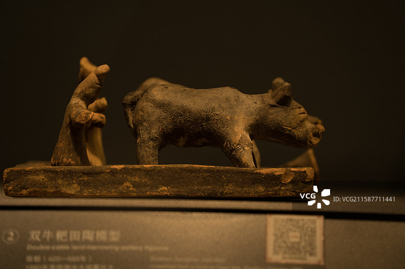 双牛耙田陶模型图片素材