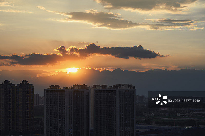 夕阳下的城市建筑高楼图片素材