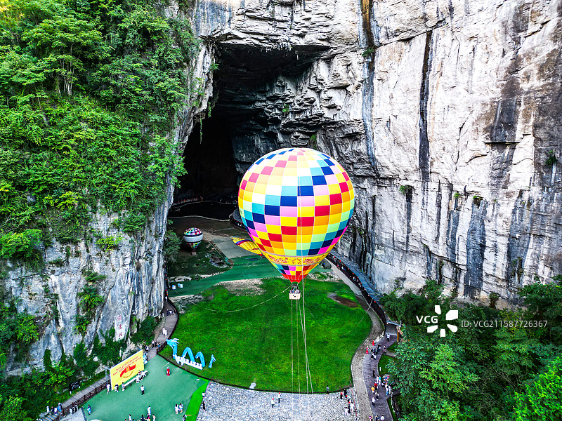 湖北恩施利川腾龙洞景区标志性热气球图片素材