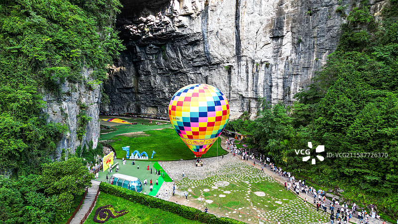 湖北恩施利川腾龙洞景区标志性热气球图片素材