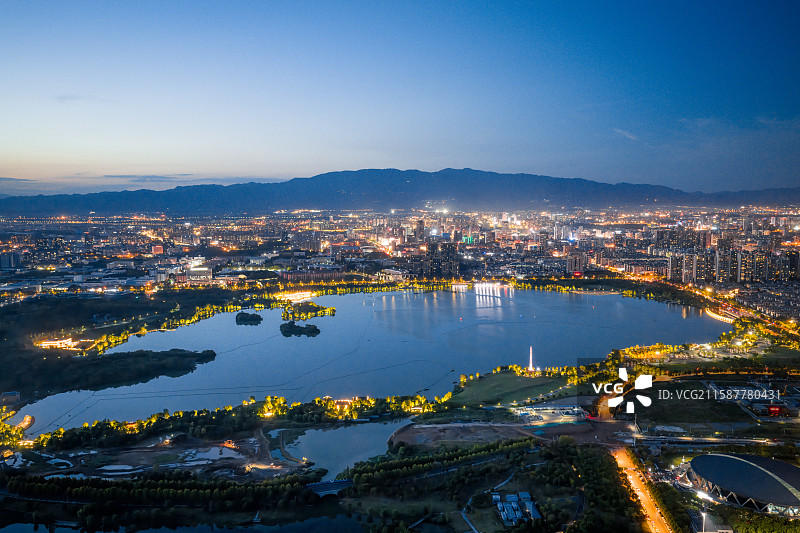 金华湖海塘公园与城市风光蓝调时刻航拍图片素材