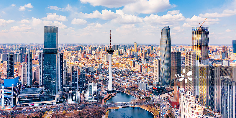 中国辽宁沈阳彩电塔和青年公园城市天际线航拍图片素材