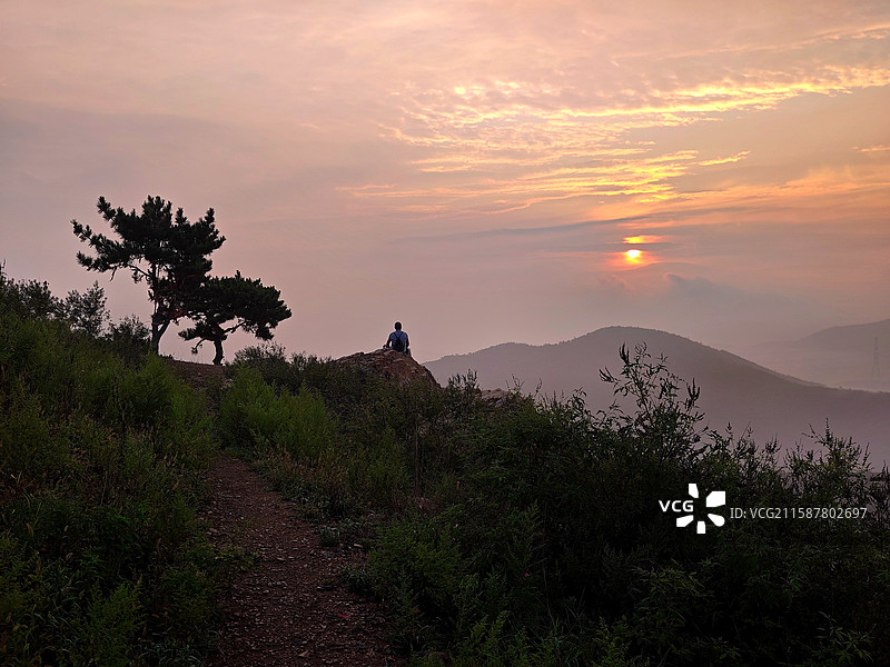 秋天白露节气，莒县屋楼崮日出云海图片素材