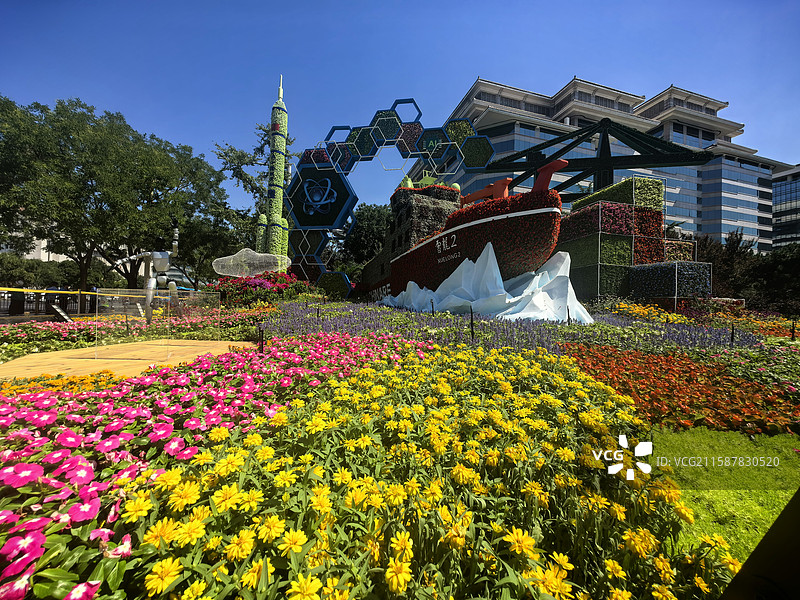 北京西单东南角的抗战胜利80周年“科技强国”主题花坛图片素材