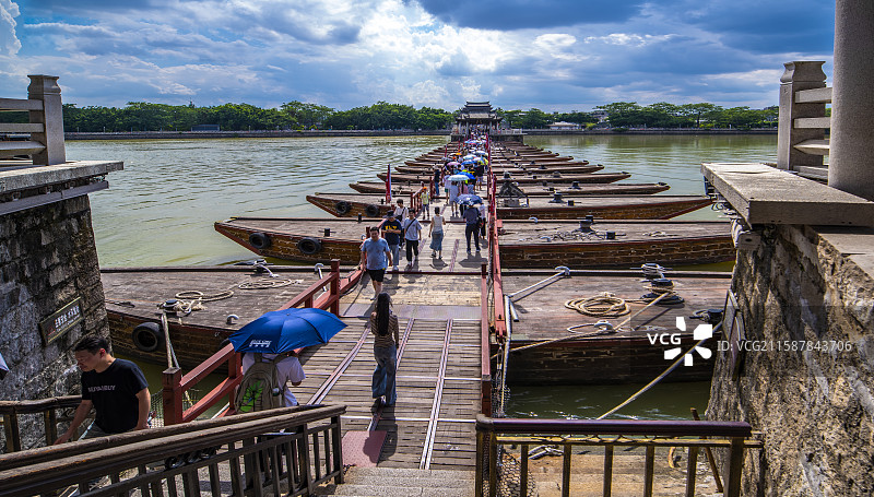 4A级旅游景区始建于南宋乾道七年（1171年）广济桥18艘活动浮桥连接可开合以通航浮桥游客来来往往图片素材
