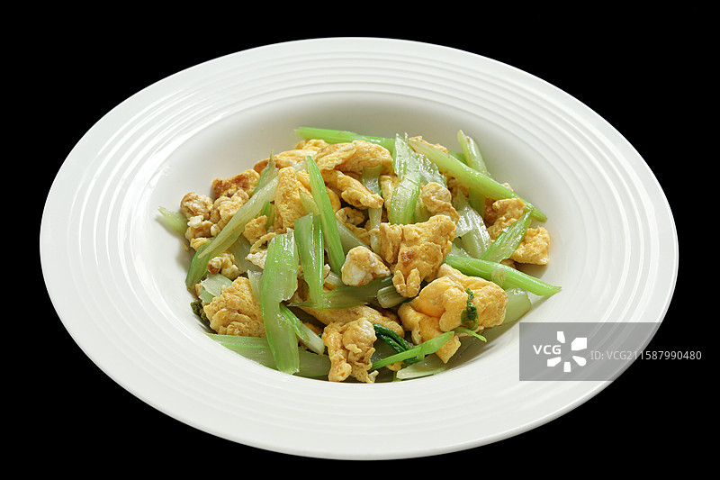 黑色背景上的一盘中国中餐美食家常菜芹菜炒鸡蛋图片素材