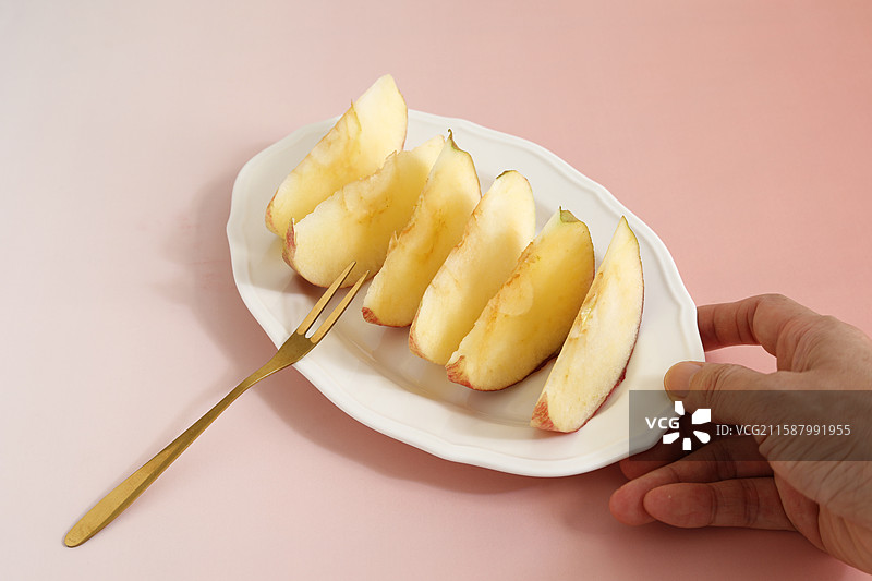 桌面盘子上切开的新鲜水果苹果果肉图片素材