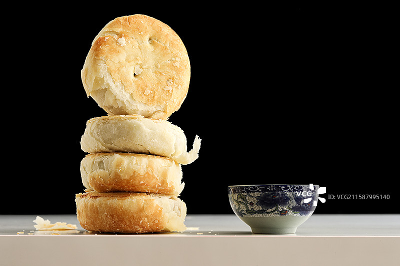 桌面上摆放着的中国茶和传统节日中秋节美食月饼图片素材