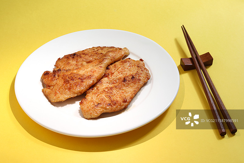桌面上的一盘子营养健康美食家常菜香煎鸡胸肉鸡扒图片素材
