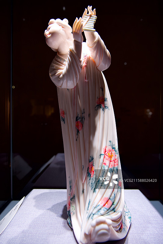 中华艺术宫里看 万象本色 德化白瓷艺术品展 乐伎图片素材