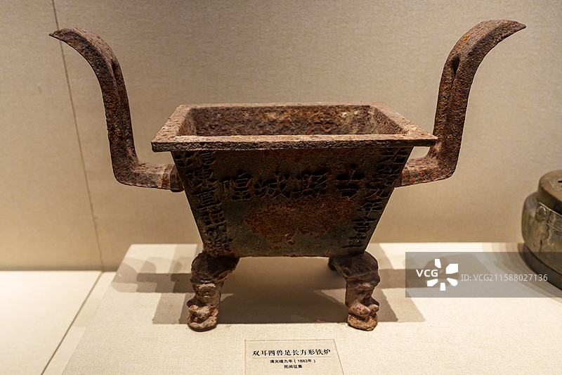 福建省三明市沙县博物馆中展出古老的长方形铁炉图片素材