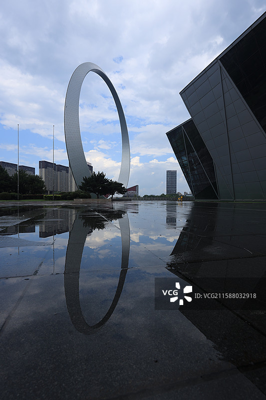 闲游躲雨拍摄生命之环图片素材