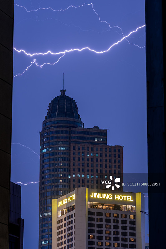 闪电划过金陵饭店图片素材
