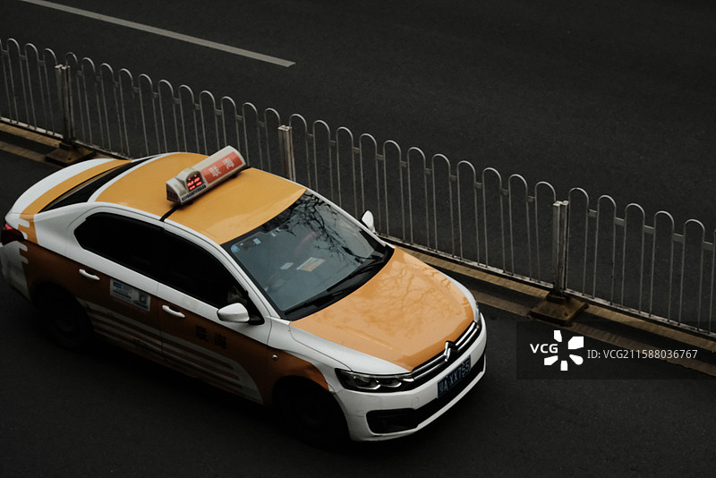 道路上出租的士汽车的高角度视图图片素材